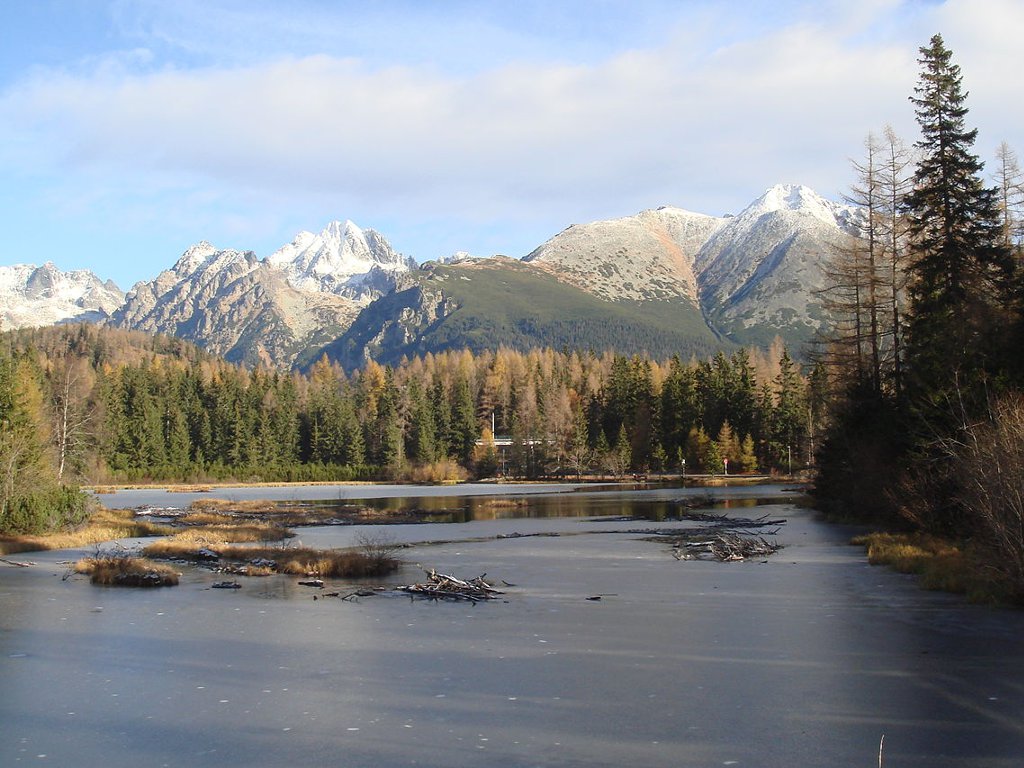Szczyrbskie Jezioro (Autor: Templár SK, CC BY-SA 3.0) Szczyrbskie Jezioro (Autor: Templár SK, CC BY-SA 3.0)