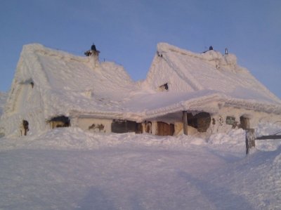 Schronisko Chatka Puchatka zimą (Autor: Grzegorz Pietrzak, CC BY-SA 3.0)