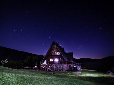 Bacówka Jaworzec Nocą (Autor:Tomasz Nowicki, http://www.tomasznowicki.pl/)