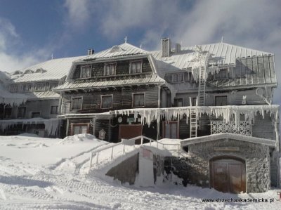 Schronisko Strzecha Akademicka zimą (Źródło: http://www.strzechaakademicka.pl/)