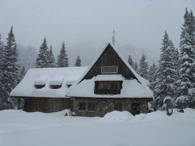 Schronisko w Dolinie Kościeliskiej zimą (Autor: Margoz, Public Domain) Schronisko w Dolinie Kościeliskiej zimą (Autor: Margoz, Public Domain)