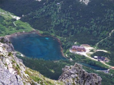 Widok na schronisko z góry (Autor: Jerzy Opioła, Public Domain) Widok na schronisko z góry (Autor: Jerzy Opioła, Public Domain)