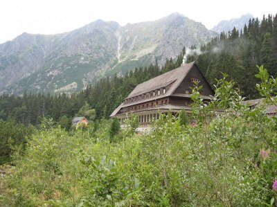 Hotel nad Popradzkim Stawem (Autor: Bubamara, CC BY-SA 2.5) Hotel nad Popradzkim Stawem (Autor: Bubamara, CC BY-SA 2.5)