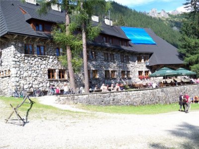 Schronisko na Polanie Chochołowskiej (Autor: Jacek Biernacki, CC BY-SA 3.0) Schronisko na Polanie Chochołowskiej (Autor: Jacek Biernacki, CC BY-SA 3.0)