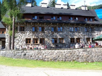 Schronisko w Dolinie Chochołowskiej (Autor: Jacek Biernacki, CC BY-SA 3.0) Schronisko w Dolinie Chochołowskiej (Autor: Jacek Biernacki, CC BY-SA 3.0)