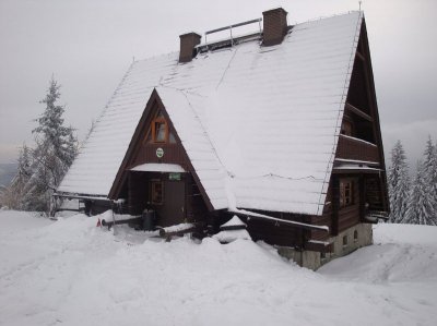 Bacówka na Rycerzowej zimą (Autor:Ciacho5, Public Domain) Bacówka na Rycerzowej zimą (Autor:Ciacho5, Public Domain)