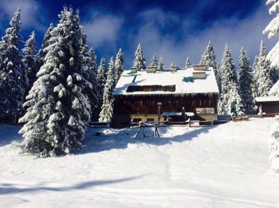 Schronisko na Hali Lipowskiej zimą (Źródło: http://lipowska.com.pl/) Schronisko na Hali Lipowskiej zimą (Źródło: http://lipowska.com.pl/)