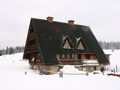 Schronisko Krawców Wierch zimą (Autor: Marek Slusarczyk, CC BY-SA 2.5) Schronisko Krawców Wierch zimą (Autor: Marek Slusarczyk, CC BY-SA 2.5)