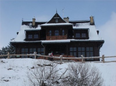 Schronisko nad Morskim Okiem zimą (Autor: Jacek Biernacki, CC BY-SA 3.0) Schronisko nad Morskim Okiem zimą (Autor: Jacek Biernacki, CC BY-SA 3.0)