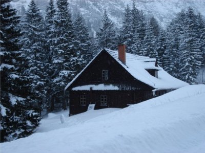 Stare schronisko nad Morskim Okiem (Autor: Jacek Biernacki, CC BY-SA 3.0) Stare schronisko nad Morskim Okiem (Autor: Jacek Biernacki, CC BY-SA 3.0)