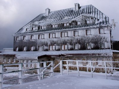 Schronisko Szrenica zimą (Autor: Wiktor Baron, CC BY-SA 3.0) Schronisko Szrenica zimą (Autor: Wiktor Baron, CC BY-SA 3.0)