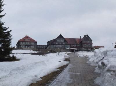 Schronisko na Hali Szrenickiej zimą (Autor: Marcin, CC BY 3.0) Schronisko na Hali Szrenickiej zimą (Autor: Marcin, CC BY 3.0)