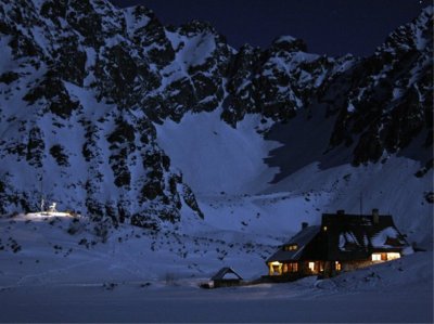Schronisko w Dolinie Pięciu Stawów w nocy Schronisko w Dolinie Pięciu Stawów w nocy