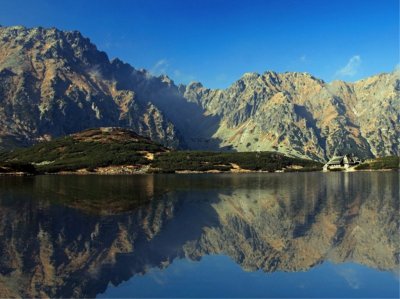 Schronisko z górami w tle Schronisko z górami w tle