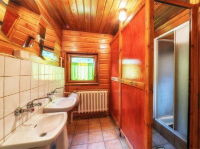 Wspólna łazienka w schronisku (Źródło: krupowa.pl) Wspólna łazienka w schronisku (Źródło: krupowa.pl)