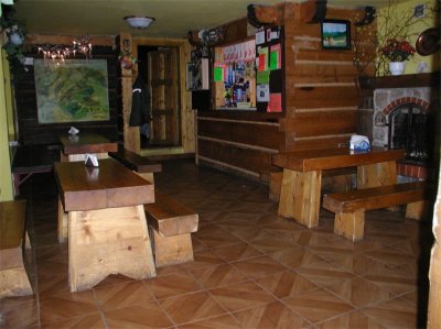 Jadalnia w schronisku (Źródło: przegibek.pttk.pl) Jadalnia w schronisku (Źródło: przegibek.pttk.pl)