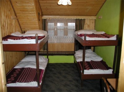 Pokój w schronisku (Źródło: przegibek.pttk.pl) Pokój w schronisku (Źródło: przegibek.pttk.pl)