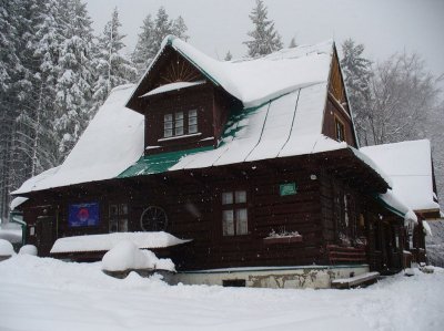 Schronisko na Przegibku (fot. Marcin, CC BY-SA 3.0) Schronisko na Przegibku (fot. Marcin, CC BY-SA 3.0)