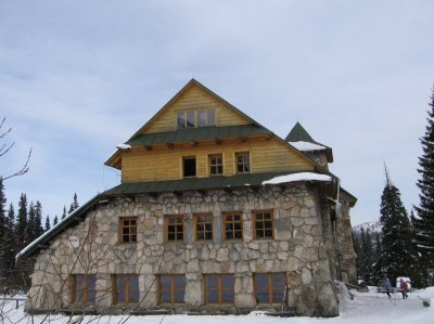 Schronisko Murowaniec zimą (Autor: Jacek Biernacki, CC BY-SA 3.0) Schronisko Murowaniec zimą (Autor: Jacek Biernacki, CC BY-SA 3.0)