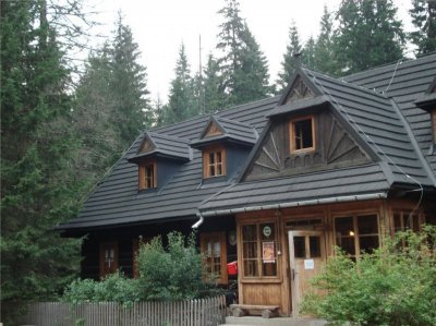 Schronisko w Dolinie Roztoki (Autor: Jacek Biernacki, CC BY-SA 3.0) Schronisko w Dolinie Roztoki (Autor: Jacek Biernacki, CC BY-SA 3.0)