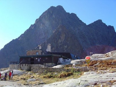 Schronisko Teryego i szczyt Tatrzańskiej Łomicy (Autor: Kristo, CC BY-SA 3.0) Schronisko Teryego i szczyt Tatrzańskiej Łomicy (Autor: Kristo, CC BY-SA 3.0)