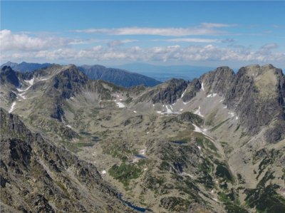 Panorama na schronisko i dolinę (Autor: Marcin Białek, Public Domain)