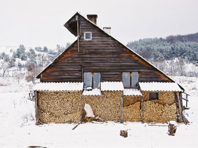 Schronisko Łupków zimą (źródło: http://lupkow.info/)