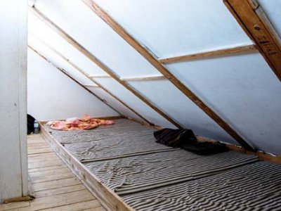 Sypialnia w schronisku (źródło: http://lupkow.info/)