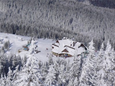 Schronisko na Hali Mizowej zimą (Autor: Marcin Szala, Public Domain)