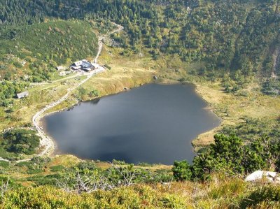 Panorama na Mały Staw i schronisko (Crusier, Public Domain)