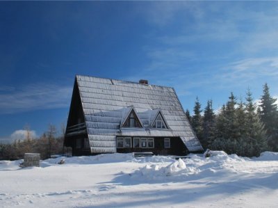 Schronisko na Przełęczy Okraj zimą (Źródło: http://schroniskookraj.pl/)